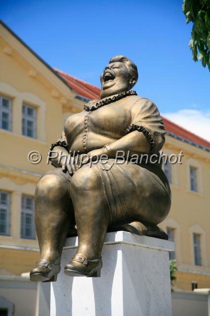 autriche krems 7.JPG - Statue de Fernando Bottero devant le Musée de la CaricatureKrems, Autriche